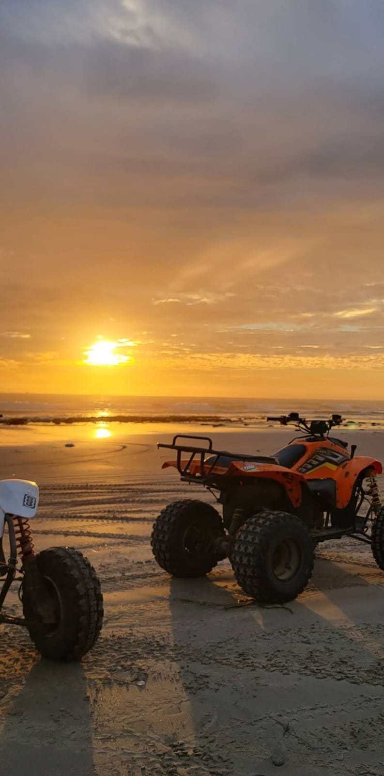 Cuatrimoto al atardecer en la playa de Los Arenales de Primo Tapia